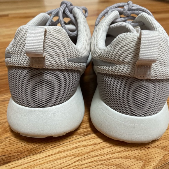 Nike Roshe One women’s 8.5 - Picture 3 of 4